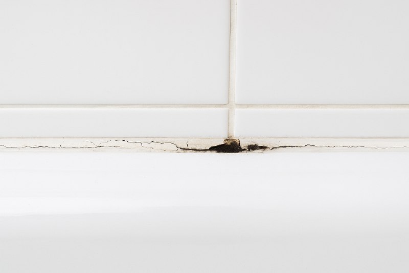 Czym uszczelnić silikon w łazience